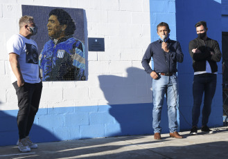 Buenos Aires, Argentina.- En las fotos tomadas el 30 de marzo del 2021, un mural con la imagen de Diego Armando Maradona con la campera de la "Academia" en su paso con entrenador de entidad, fue inaugurado este martes (30) en el estadio Presidente Perón de la institución de Avellaneda, a poco más de cuatro meses del fallecimiento del astro del fútbol mundial.