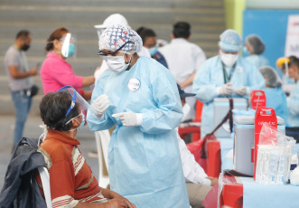 Lima, Peru.- In the photos taken on March 28, 2021, it shows a vaccination center against the coronavirus. The number of coronavirus cases in Peru exceeded one and a half million, since the pandemic broke out 12 months ago, the Ministry of Health reported. Meanwhile, vaccination against Covid-19 has advanced at a slow pace since it began on February 9, due to the lack of doses whose acquisition is negotiated by the Government.