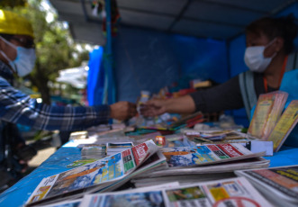 La Paz, Bolivia.- En las fotos tomadas el 25 de marzo del 2021, muestra la tradicional feria de la Alasita 2021, que se inauguró este miércoles en el Parque Urbano Central de la ciudad de La Paz. La cifra diaria de casos de coronavirus se acerca al millar en Bolivia. El Ministerio de Salud informó 973 nuevos contagios este miercoles. Se trata de la cantidad más alta de los últimos siete días, por debajo de los 1.068 reportados el 17 de marzo. La cifra acumulada de muertes llegó este miércoles a 12.107 en todo el país.