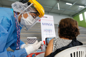 Lima, Perú.- En las fotos tomadas el 26 de marzo del 2021, muestra un centro de vacunación contra el coronavirus. La cifra de casos de coronavirus en Perú superó el millón y medio, y la de muertes alcanzó 50.831 desde que irrumpió la pandemia hace 12 meses, informó el Ministerio de Salud. Mientras, la vacunación contra el Covid-19 avanza a paso lento desde que empezó el 9 de febrero, debido a la falta de dosis cuya adquisición negocia el Gobierno.