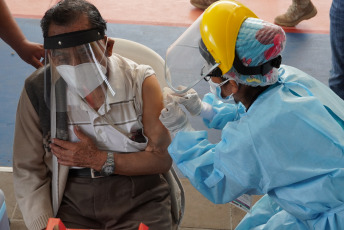 Lima, Peru.- In the photos taken on March 28, 2021, it shows a vaccination center against the coronavirus. The number of coronavirus cases in Peru exceeded one and a half million, since the pandemic broke out 12 months ago, the Ministry of Health reported. Meanwhile, vaccination against Covid-19 has advanced at a slow pace since it began on February 9, due to the lack of doses whose acquisition is negotiated by the Government.