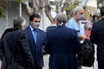 La Plata, Argentina.- En las fotos tomadas el 8 de marzo del 2021, una junta de 20 peritos inició el debate para determinar si hubo negligencia médica en la atención de convalecencia al ídolo deportivo argentino Diego Maradona, análisis que pidió la fiscalía para una posible acusación penal.