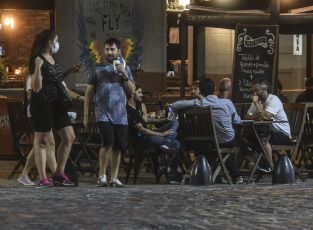 Buenos Aires, Argentina.- En las fotos tomadas el 7 de abril del 2021, argentinos visitan los bares de Buenos Aires en medio de la pandemia de coronavirus. El presidente Alberto Fernández anunció una serie de medidas, que entrarán en vigencia este viernes (9), como reducir la circulación de personas entre las 0 y las 6, cerrar bares y restaurantes a partir de las 23 y suspender las actividades sociales en domicilios particulares, con el objetivo de frenar el incremento de contagios de coronavirus que llegaron a los 22.039 casos.