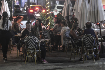 Buenos Aires, Argentina.- En las fotos tomadas el 7 de abril del 2021, argentinos visitan los bares de Buenos Aires en medio de la pandemia de coronavirus. El presidente Alberto Fernández anunció una serie de medidas, que entrarán en vigencia este viernes (9), como reducir la circulación de personas entre las 0 y las 6, cerrar bares y restaurantes a partir de las 23 y suspender las actividades sociales en domicilios particulares, con el objetivo de frenar el incremento de contagios de coronavirus que llegaron a los 22.039 casos.