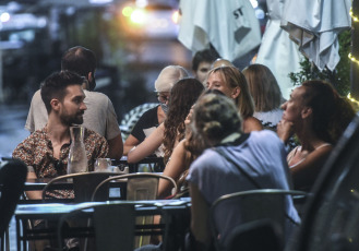 Buenos Aires, Argentina.- En las fotos tomadas el 7 de abril del 2021, argentinos visitan los bares de Buenos Aires en medio de la pandemia de coronavirus. El presidente Alberto Fernández anunció una serie de medidas, que entrarán en vigencia este viernes (9), como reducir la circulación de personas entre las 0 y las 6, cerrar bares y restaurantes a partir de las 23 y suspender las actividades sociales en domicilios particulares, con el objetivo de frenar el incremento de contagios de coronavirus que llegaron a los 22.039 casos.