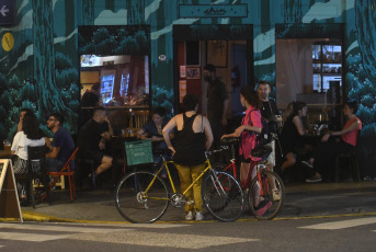 Buenos Aires, Argentina.- En las fotos tomadas el 7 de abril del 2021, argentinos visitan los bares de Buenos Aires en medio de la pandemia de coronavirus. El presidente Alberto Fernández anunció una serie de medidas, que entrarán en vigencia este viernes (9), como reducir la circulación de personas entre las 0 y las 6, cerrar bares y restaurantes a partir de las 23 y suspender las actividades sociales en domicilios particulares, con el objetivo de frenar el incremento de contagios de coronavirus que llegaron a los 22.039 casos.