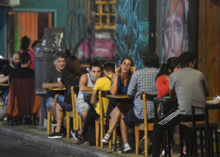 Buenos Aires, Argentina.- En las fotos tomadas el 7 de abril del 2021, argentinos visitan los bares de Buenos Aires en medio de la pandemia de coronavirus. El presidente Alberto Fernández anunció una serie de medidas, que entrarán en vigencia este viernes (9), como reducir la circulación de personas entre las 0 y las 6, cerrar bares y restaurantes a partir de las 23 y suspender las actividades sociales en domicilios particulares, con el objetivo de frenar el incremento de contagios de coronavirus que llegaron a los 22.039 casos.