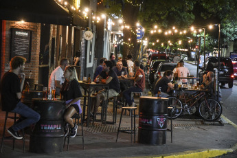 Buenos Aires, Argentina.- En las fotos tomadas el 7 de abril del 2021, argentinos visitan los bares de Buenos Aires en medio de la pandemia de coronavirus. El presidente Alberto Fernández anunció una serie de medidas, que entrarán en vigencia este viernes (9), como reducir la circulación de personas entre las 0 y las 6, cerrar bares y restaurantes a partir de las 23 y suspender las actividades sociales en domicilios particulares, con el objetivo de frenar el incremento de contagios de coronavirus que llegaron a los 22.039 casos.