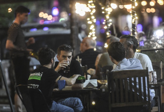 Buenos Aires, Argentina.- En las fotos tomadas el 7 de abril del 2021, argentinos visitan los bares de Buenos Aires en medio de la pandemia de coronavirus. El presidente Alberto Fernández anunció una serie de medidas, que entrarán en vigencia este viernes (9), como reducir la circulación de personas entre las 0 y las 6, cerrar bares y restaurantes a partir de las 23 y suspender las actividades sociales en domicilios particulares, con el objetivo de frenar el incremento de contagios de coronavirus que llegaron a los 22.039 casos.