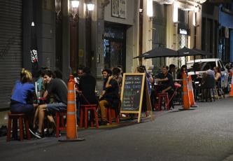 Buenos Aires, Argentina.- En las fotos tomadas el 7 de abril del 2021, argentinos visitan los bares de Buenos Aires en medio de la pandemia de coronavirus. El presidente Alberto Fernández anunció una serie de medidas, que entrarán en vigencia este viernes (9), como reducir la circulación de personas entre las 0 y las 6, cerrar bares y restaurantes a partir de las 23 y suspender las actividades sociales en domicilios particulares, con el objetivo de frenar el incremento de contagios de coronavirus que llegaron a los 22.039 casos.