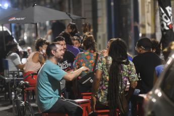 Buenos Aires, Argentina.- En las fotos tomadas el 7 de abril del 2021, argentinos visitan los bares de Buenos Aires en medio de la pandemia de coronavirus. El presidente Alberto Fernández anunció una serie de medidas, que entrarán en vigencia este viernes (9), como reducir la circulación de personas entre las 0 y las 6, cerrar bares y restaurantes a partir de las 23 y suspender las actividades sociales en domicilios particulares, con el objetivo de frenar el incremento de contagios de coronavirus que llegaron a los 22.039 casos.