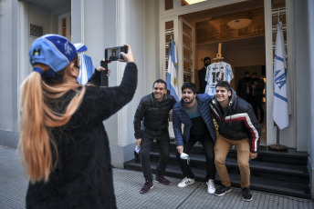 Buenos Aires, Argentina.- En las fotos tomadas el 22 de junio del 2021, argentinos salieron y celebraron el "Gol del Siglo", que Diego Maradona anotó en el estadio Azteca de México hace 35 años. Este 22 de junio se cumplió 35 años del triunfo de Argentina ante Inglaterra por 2-1 en los cuartos de final del Mundial de 1986 y, por consiguiente, se cumple un nuevo aniversario del Gol del Siglo, el segundo de Diego Armando Maradona en el estadio Azteca.