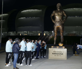 Santiago del Estero, Argentina.- In the photos taken on June 3, 2021, Lionel Messi, captain of the Argentine national team, led the inauguration of an imposing statue of Diego Armando Maradona, five meters high and two tons in weight, in one of the entrances to the Unique Mother of Cities Stadium in Santiago del Estero.