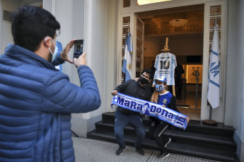 Buenos Aires, Argentina.- In the photos taken on June 22, 2021, Argentines came out and celebrated the "Goal of the Century", which Diego Maradona scored at the Azteca stadium in Mexico 35 years ago. This June 22 marked the 35th anniversary of Argentina's 2-1 triumph over England in the 1986 World Cup quarterfinals and, consequently, marks a new anniversary of the Goal of the Century, the second for Diego Armando Maradona in the Aztec stadium.