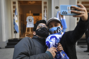 Buenos Aires, Argentina.- En las fotos tomadas el 22 de junio del 2021, argentinos salieron y celebraron el "Gol del Siglo", que Diego Maradona anotó en el estadio Azteca de México hace 35 años. Este 22 de junio se cumplió 35 años del triunfo de Argentina ante Inglaterra por 2-1 en los cuartos de final del Mundial de 1986 y, por consiguiente, se cumple un nuevo aniversario del Gol del Siglo, el segundo de Diego Armando Maradona en el estadio Azteca.