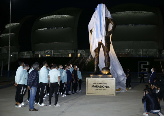 Santiago del Estero, Argentina.- En las fotos tomadas el 3 de junio del 2021, Lionel Messi, capitán del seleccionado argentino, encabezó la inauguración de una imponente estatua de Diego Armando Maradona, de cinco metros de altura y dos toneladas de peso, en uno de los accesos al Estadio Único Madre de Ciudades de Santiago del Estero.