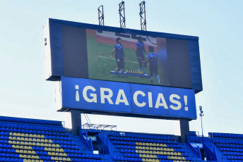 Buenos Aires, Argentina.- En las fotos tomadas el 22 de junio del 2021, argentinos salieron y celebraron el "Gol del Siglo", que Diego Maradona anotó en el estadio Azteca de México hace 35 años. Este 22 de junio se cumplió 35 años del triunfo de Argentina ante Inglaterra por 2-1 en los cuartos de final del Mundial de 1986 y, por consiguiente, se cumple un nuevo aniversario del Gol del Siglo, el segundo de Diego Armando Maradona en el estadio Azteca.