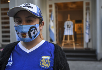 Buenos Aires, Argentina.- In the photos taken on June 22, 2021, Argentines came out and celebrated the "Goal of the Century", which Diego Maradona scored at the Azteca stadium in Mexico 35 years ago. This June 22 marked the 35th anniversary of Argentina's 2-1 triumph over England in the 1986 World Cup quarterfinals and, consequently, marks a new anniversary of the Goal of the Century, the second for Diego Armando Maradona in the Aztec stadium.