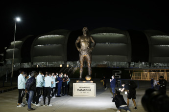 Santiago del Estero, Argentina.- In the photos taken on June 3, 2021, Lionel Messi, captain of the Argentine national team, led the inauguration of an imposing statue of Diego Armando Maradona, five meters high and two tons in weight, in one of the entrances to the Unique Mother of Cities Stadium in Santiago del Estero.