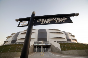 Santiago del Estero, Argentina.- In the photos taken on June 3, 2021, Lionel Messi, captain of the Argentine national team, led the inauguration of an imposing statue of Diego Armando Maradona, five meters high and two tons in weight, in one of the entrances to the Unique Mother of Cities Stadium in Santiago del Estero.