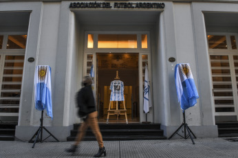 Buenos Aires, Argentina.- In the photos taken on June 22, 2021, Argentines came out and celebrated the "Goal of the Century", which Diego Maradona scored at the Azteca stadium in Mexico 35 years ago. This June 22 marked the 35th anniversary of Argentina's 2-1 triumph over England in the 1986 World Cup quarterfinals and, consequently, marks a new anniversary of the Goal of the Century, the second for Diego Armando Maradona in the Aztec stadium.