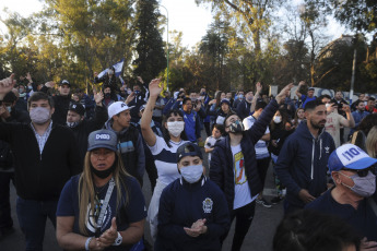 La Plata, Argentina.- En las fotos tomadas el 16 de septiembre del 2021, hinchas y socios de Gimnasia y Esgrima La Plata homenajearon en el estadio del Bosque a Diego Armando Maradona, fallecido el pasado 25 de noviembre, con la presentación de un mural realizado en la técnica de mosaiquismo al cumplirse dos años del debut del "10" como entrenador del equipo, el 15 de septiembre del 2019 frente a Racing Club.