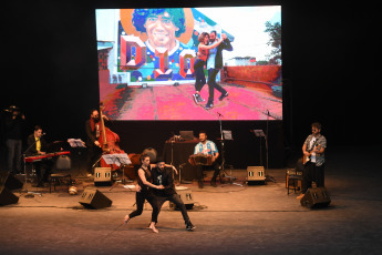 Buenos Aires, Argentina.- En las fotos tomadas el 21 de septiembre del 2021, muestra el homenaje a Diego Maradona que reunió a 20 artistas en escena durante la edición 2021 del Festival y Mundial de Tango de Buenos Aires. Un homenaje a la figura de Diego Armando Maradona, se llevó a cabo a través de imágenes, baile y música en el evento más importante de la cultura tanguera a nivel mundial.