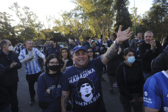 La Plata, Argentina.- En las fotos tomadas el 16 de septiembre del 2021, hinchas y socios de Gimnasia y Esgrima La Plata homenajearon en el estadio del Bosque a Diego Armando Maradona, fallecido el pasado 25 de noviembre, con la presentación de un mural realizado en la técnica de mosaiquismo al cumplirse dos años del debut del "10" como entrenador del equipo, el 15 de septiembre del 2019 frente a Racing Club.