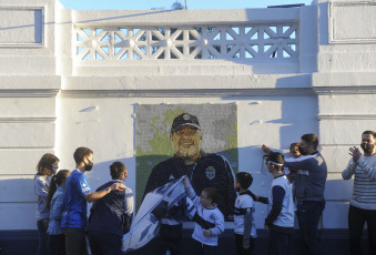 La Plata, Argentina.- En las fotos tomadas el 16 de septiembre del 2021, hinchas y socios de Gimnasia y Esgrima La Plata homenajearon en el estadio del Bosque a Diego Armando Maradona, fallecido el pasado 25 de noviembre, con la presentación de un mural realizado en la técnica de mosaiquismo al cumplirse dos años del debut del "10" como entrenador del equipo, el 15 de septiembre del 2019 frente a Racing Club.