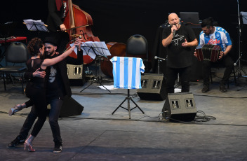 Buenos Aires, Argentina.- En las fotos tomadas el 21 de septiembre del 2021, muestra el homenaje a Diego Maradona que reunió a 20 artistas en escena durante la edición 2021 del Festival y Mundial de Tango de Buenos Aires. Un homenaje a la figura de Diego Armando Maradona, se llevó a cabo a través de imágenes, baile y música en el evento más importante de la cultura tanguera a nivel mundial.