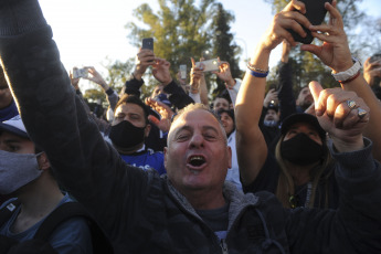 La Plata, Argentina.- En las fotos tomadas el 16 de septiembre del 2021, hinchas y socios de Gimnasia y Esgrima La Plata homenajearon en el estadio del Bosque a Diego Armando Maradona, fallecido el pasado 25 de noviembre, con la presentación de un mural realizado en la técnica de mosaiquismo al cumplirse dos años del debut del "10" como entrenador del equipo, el 15 de septiembre del 2019 frente a Racing Club.