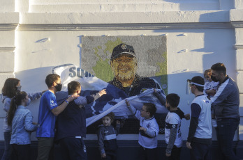 La Plata, Argentina.- En las fotos tomadas el 16 de septiembre del 2021, hinchas y socios de Gimnasia y Esgrima La Plata homenajearon en el estadio del Bosque a Diego Armando Maradona, fallecido el pasado 25 de noviembre, con la presentación de un mural realizado en la técnica de mosaiquismo al cumplirse dos años del debut del "10" como entrenador del equipo, el 15 de septiembre del 2019 frente a Racing Club.