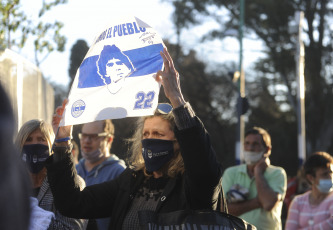 La Plata, Argentina.- En las fotos tomadas el 16 de septiembre del 2021, hinchas y socios de Gimnasia y Esgrima La Plata homenajearon en el estadio del Bosque a Diego Armando Maradona, fallecido el pasado 25 de noviembre, con la presentación de un mural realizado en la técnica de mosaiquismo al cumplirse dos años del debut del "10" como entrenador del equipo, el 15 de septiembre del 2019 frente a Racing Club.