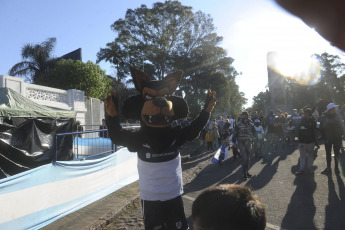 La Plata, Argentina.- En las fotos tomadas el 16 de septiembre del 2021, hinchas y socios de Gimnasia y Esgrima La Plata homenajearon en el estadio del Bosque a Diego Armando Maradona, fallecido el pasado 25 de noviembre, con la presentación de un mural realizado en la técnica de mosaiquismo al cumplirse dos años del debut del "10" como entrenador del equipo, el 15 de septiembre del 2019 frente a Racing Club.