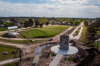 Santa Clara del Mar, Argentina.- En las fotos tomadas el 27 de octubre del 2021, muestra el nuevo monumento en homenaje al futbolista argentino Diego Armando Maradona en Santa Clara del Mar. El monumento, tiene 13 metros de altura y fue diseñado por el artista plástico Sebastián Martino. Será inaugurado formalmente este sábado, durante un evento lllamado "El más grande al más grande".