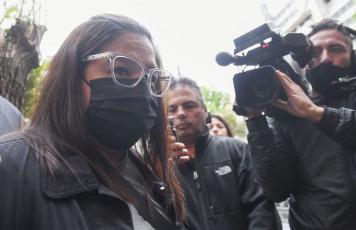 Buenos Aires, Argentina.- En las fotos tomadas el 13 de octubre del 2021, Ana y Nora Maradona (izquierda) declaran en la fiscalía general de San Isidro como testigos por la muerte de Diego Armando Maradona, por la cual hay siete médicos acusados de homicidio simple con dolo eventual, que irían a juicio oral y público próximamente.