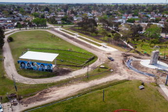 Santa Clara del Mar, Argentina.- En las fotos tomadas el 27 de octubre del 2021, muestra el nuevo monumento en homenaje al futbolista argentino Diego Armando Maradona en Santa Clara del Mar. El monumento, tiene 13 metros de altura y fue diseñado por el artista plástico Sebastián Martino. Será inaugurado formalmente este sábado, durante un evento lllamado "El más grande al más grande".