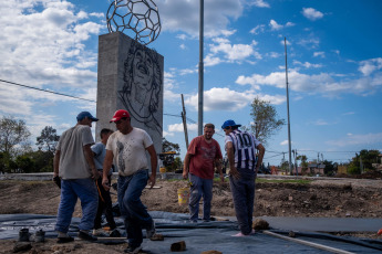 Santa Clara del Mar, Argentina.- En las fotos tomadas el 27 de octubre del 2021, muestra el nuevo monumento en homenaje al futbolista argentino Diego Armando Maradona en Santa Clara del Mar. El monumento, tiene 13 metros de altura y fue diseñado por el artista plástico Sebastián Martino. Será inaugurado formalmente este sábado, durante un evento lllamado "El más grande al más grande".