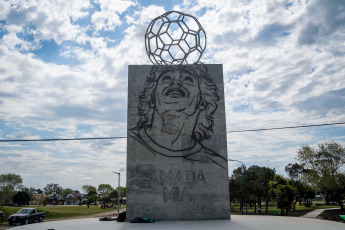 Santa Clara del Mar, Argentina.- En las fotos tomadas el 27 de octubre del 2021, muestra el nuevo monumento en homenaje al futbolista argentino Diego Armando Maradona en Santa Clara del Mar. El monumento, tiene 13 metros de altura y fue diseñado por el artista plástico Sebastián Martino. Será inaugurado formalmente este sábado, durante un evento lllamado "El más grande al más grande".