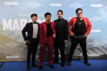 Buenos Aires, Argentina.- En las fotos tomadas el 28 de octubre del 2021, muestra el elenco de la serie "Maradona: Sueño bendito", la gran apuesta de Amazon Prime Video que estrena sus primeros cinco episodios en esa plataforma de streaming. El elenco cuenta con grandes figuras y una narrativa que abarca más de cuatro décadas de la vida de Diego, retratar la montaña rusa íntima y profesional del "dios más humano que pudimos tener".