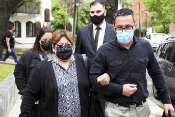 Buenos Aires, Argentina.- En las fotos tomadas el 13 de octubre del 2021, Ana (frente) y Nora Maradona declaran en la fiscalía general de San Isidro como testigos por la muerte de Diego Armando Maradona, por la cual hay siete médicos acusados de homicidio simple con dolo eventual, que irían a juicio oral y público próximamente.