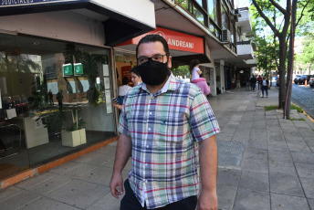 Buenos Aires, Argentina.- En las fotos tomadas el 8 de noviembre del 2021, Mariano Perroni, ex coordinador de enfermeros imputado en la causa por la muerte de Diego Maradona, llega a la fiscalía de San Isidro. Los siete imputados por la muerte de Diego Armando Maradona se presentaron este lunes ante los tribunales de la localidad bonaerense de San Isidro, en la causa que investiga el fallecimiento del astro del fútbol el pasado 25 de noviembre.