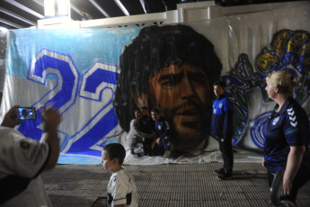 La Plata, Argentina.- In the photos taken on November 25, 2021, Gimnasia y Esgrima La Plata, the last club led by Diego Maradona, installed an altar to the footballer, a year after his death with 2,222 candles lit the night of the platense forest. Maradona was the technical director of the team between September 2019 and March 2020, the date on which Argentina entered confinement due to Covid-19 and Maradona had to isolate himself.