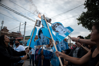 Buenos Aires, Argentina.- In the photos taken on November 25, 2021, one year after the death of Diego Armando Maradona, a torch march was held that departed from the Fiorito station and then a mass was celebrated in memory of he. This Thursday a torch march was held in memory of Maradona, who died on November 25, 2020, shortly after his 60th birthday.