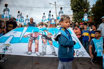 Buenos Aires, Argentina.- En las fotos tomadas el 25 de noviembre del 2021, a un año de la muerte de Diego Armando Maradona, se realizó una marcha de antorchas que partió desde la estación Fiorito y luego se celebró una misa en su memoria. Este jueves se realizó una marcha de antorchas en memoria de Maradona, quien falleció el 25 de noviembre del 2020, poco después de cumplir 60 años.