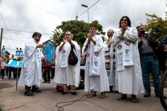 Buenos Aires, Argentina.- En las fotos tomadas el 25 de noviembre del 2021, a un año de la muerte de Diego Armando Maradona, se realizó una marcha de antorchas que partió desde la estación Fiorito y luego se celebró una misa en su memoria. Este jueves se realizó una marcha de antorchas en memoria de Maradona, quien falleció el 25 de noviembre del 2020, poco después de cumplir 60 años.