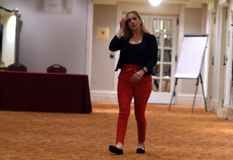 Buenos Aires, Argentina.- En las fotos tomadas el 22 de noviembre del 2021, muestra a Mavys Álvarez, la mujer cubana que declaró como testigo en el marco de una denuncia por presunta trata de personas que involucra al entorno de Diego Maradona. Álvarez afirmó que su hija de 15 años fue la que la motivó a narrar lo vivido durante su relación con el exastro de fútbol fallecido hace casi un año y subrayó que su propósito es que otras muchachas no vivan una experiencia similar a la suya.