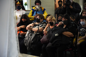 Buenos Aires, Argentina.- En las fotos tomadas el 25 de noviembre del 2021, las hermanas de Maradona participan de una misa en Garín por el aniversario de la muerte del "10". El ritual religioso, se realizó en la Parroquia San Expedito Mártir Iglesia Apostólica Católica de Garín, porque Maradona realizó donaciones en diversas oportunidades a la parroquia, como así también a otras instituciones de las que Guedes formaba parte.