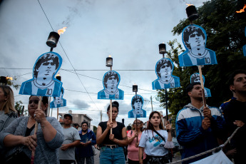 Buenos Aires, Argentina.- In the photos taken on November 25, 2021, one year after the death of Diego Armando Maradona, a torch march was held that departed from the Fiorito station and then a mass was celebrated in memory of he. This Thursday a torch march was held in memory of Maradona, who died on November 25, 2020, shortly after his 60th birthday.