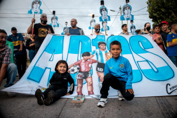 Buenos Aires, Argentina.- In the photos taken on November 25, 2021, one year after the death of Diego Armando Maradona, a torch march was held that departed from the Fiorito station and then a mass was celebrated in memory of he. This Thursday a torch march was held in memory of Maradona, who died on November 25, 2020, shortly after his 60th birthday.